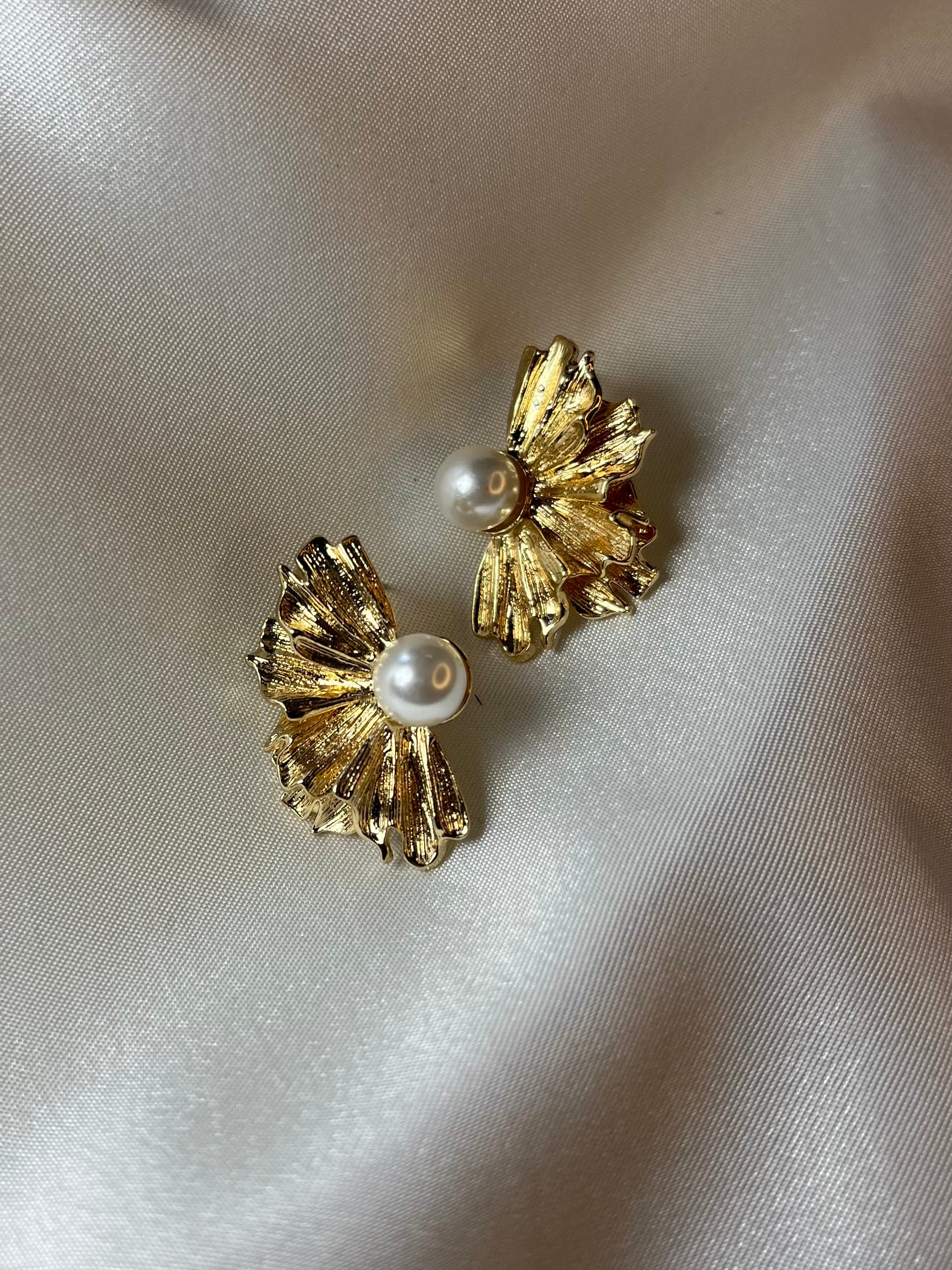 Half flower with pearl studs