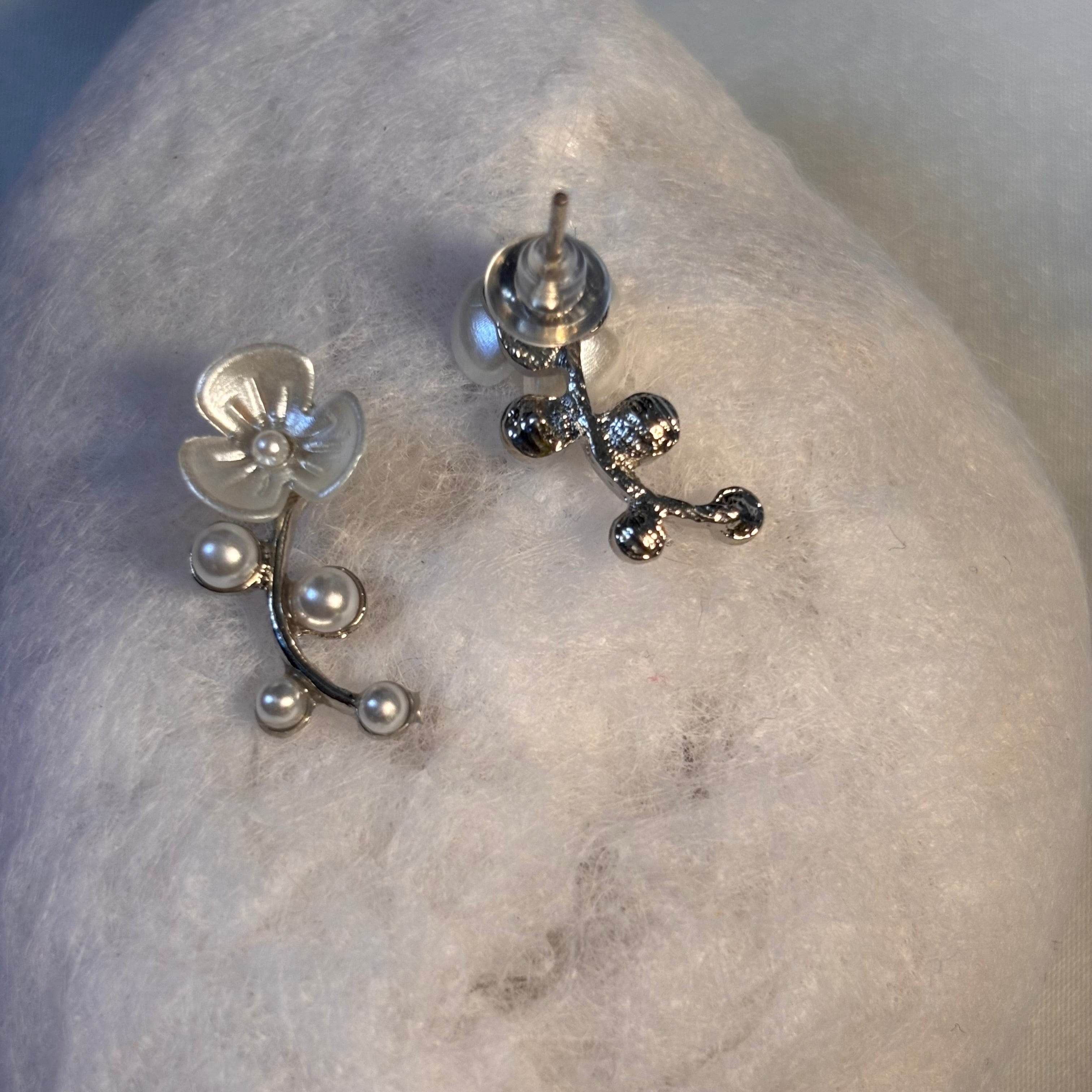 White Floral pearl earring