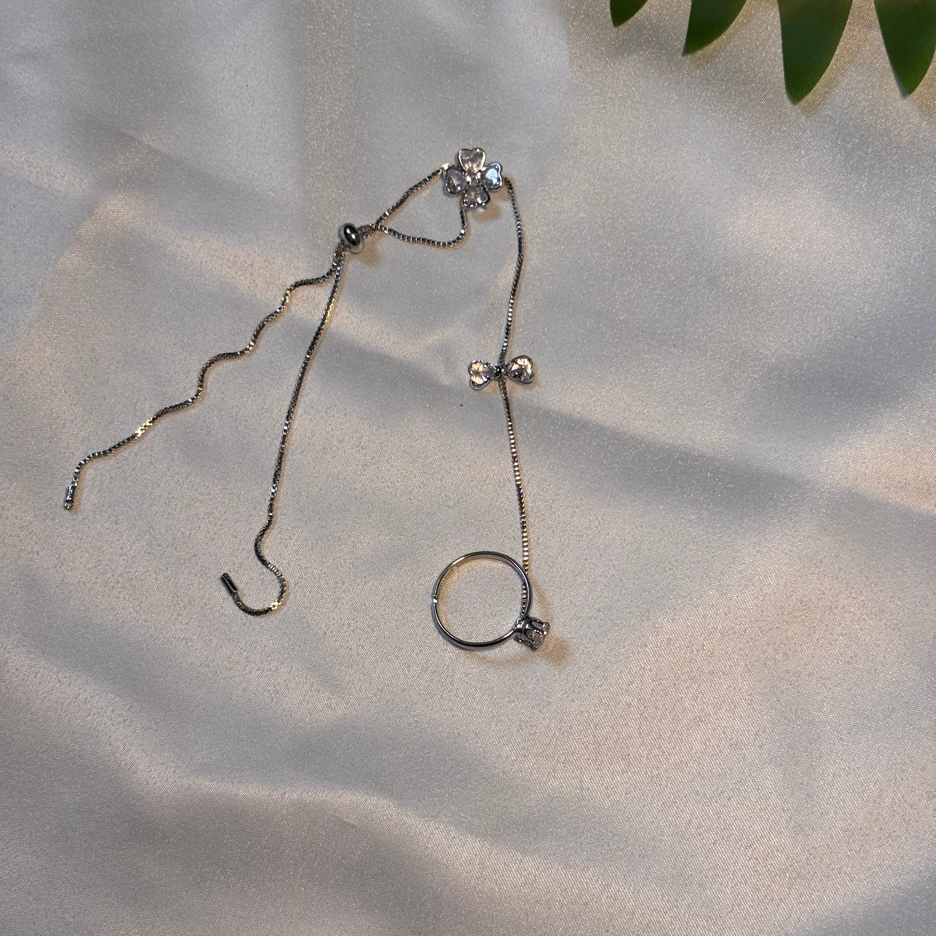Lace Flora hand chain (Silver)