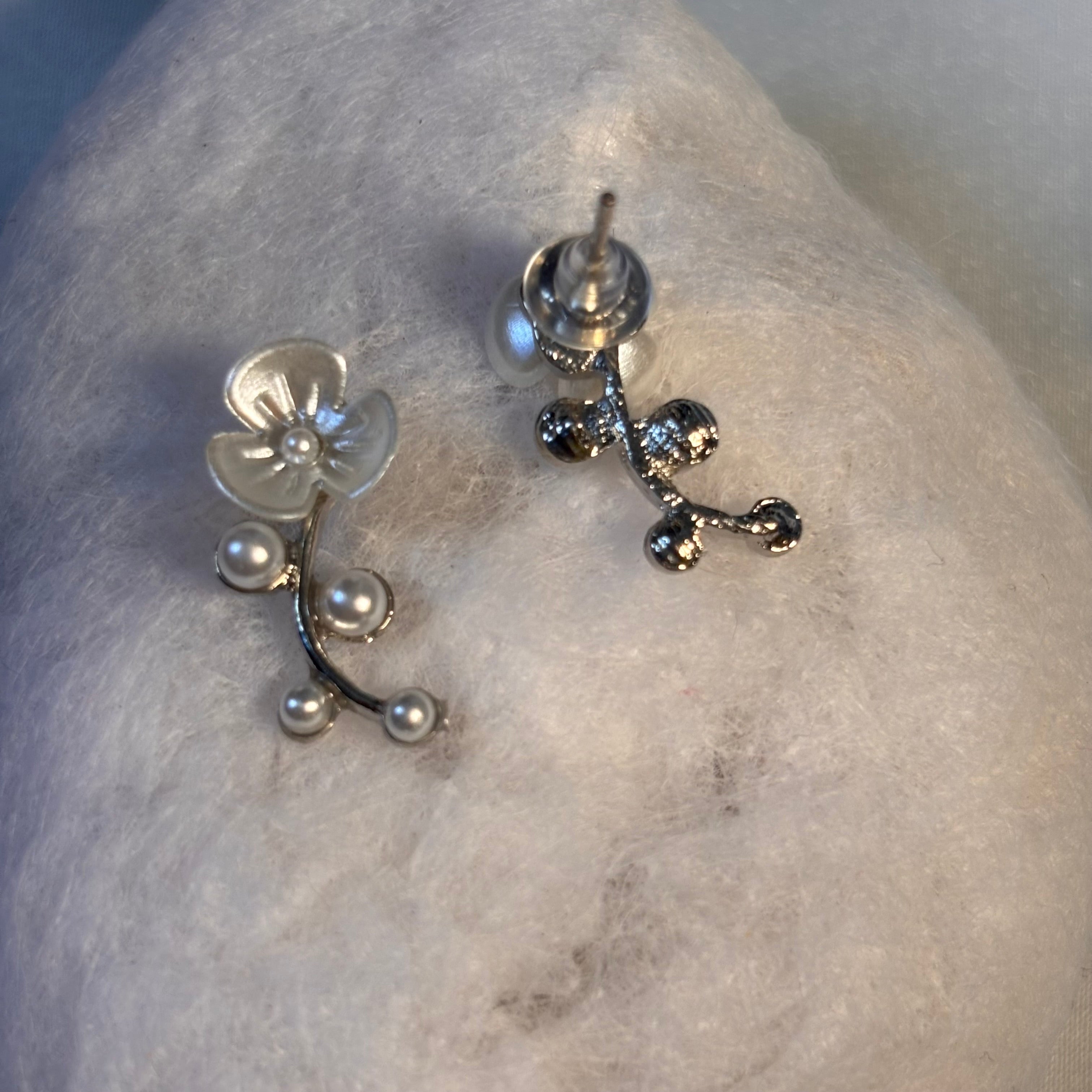 White Floral pearl earring