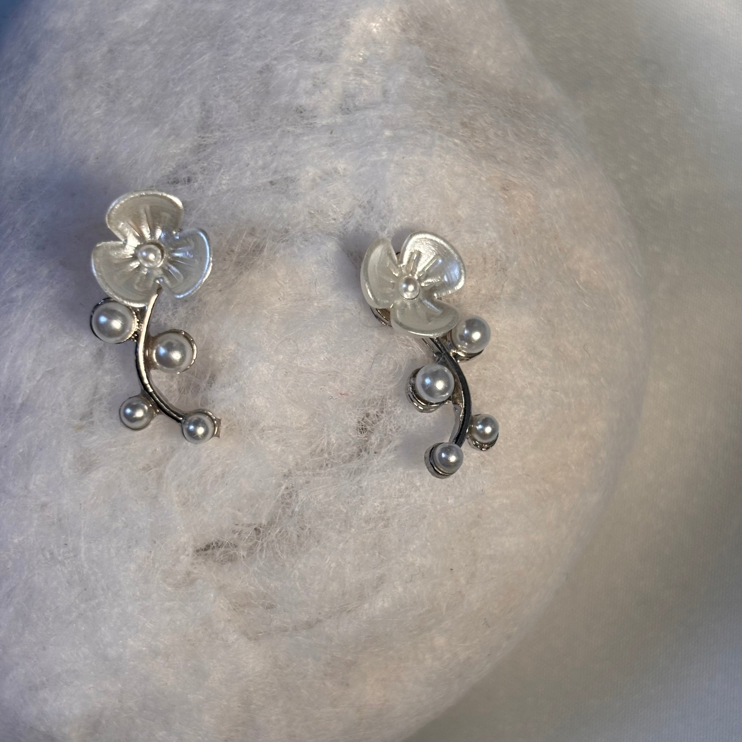 White Floral pearl earring