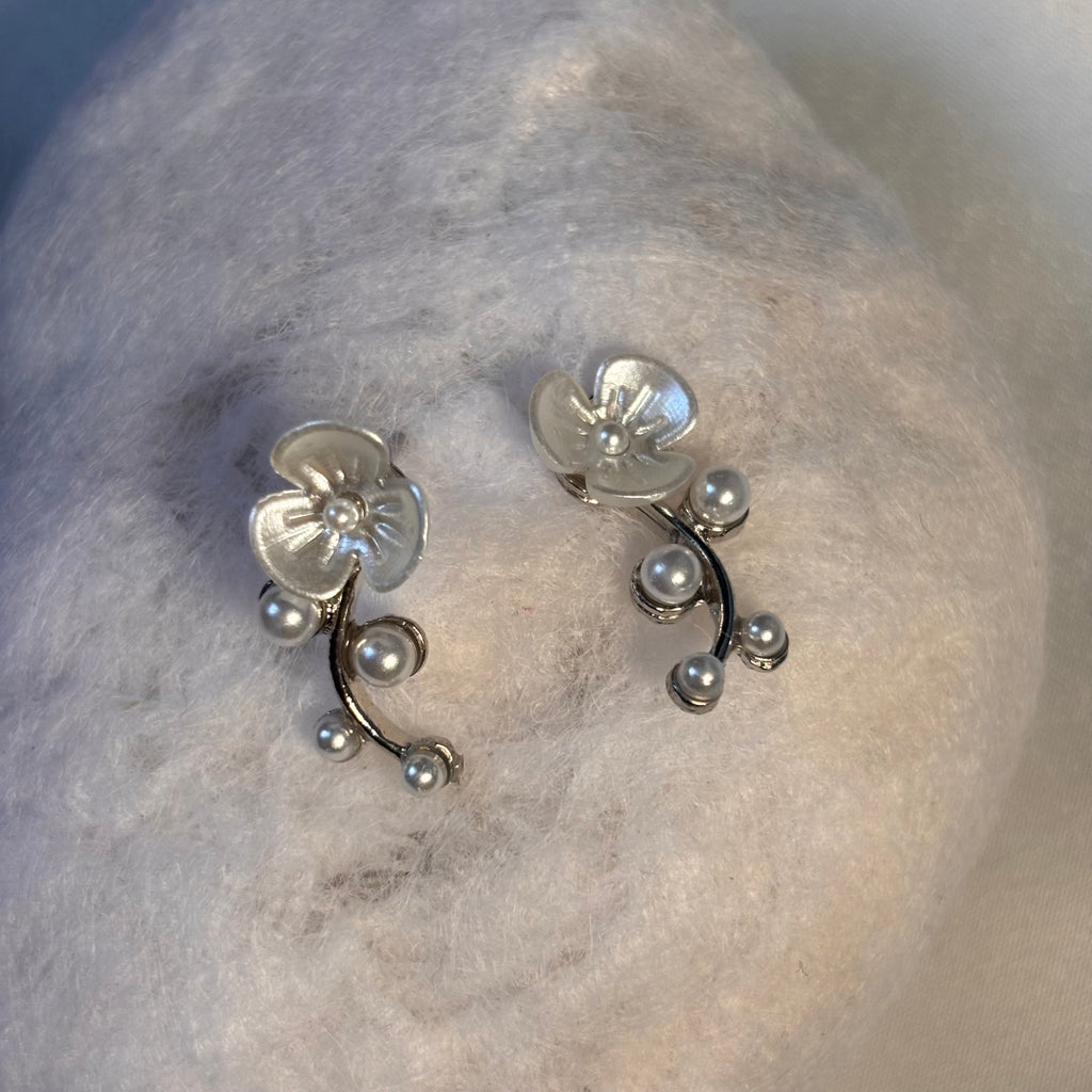 White Floral pearl earring